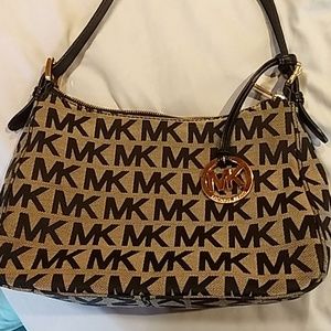 Micheal kors purse/ Pocket book